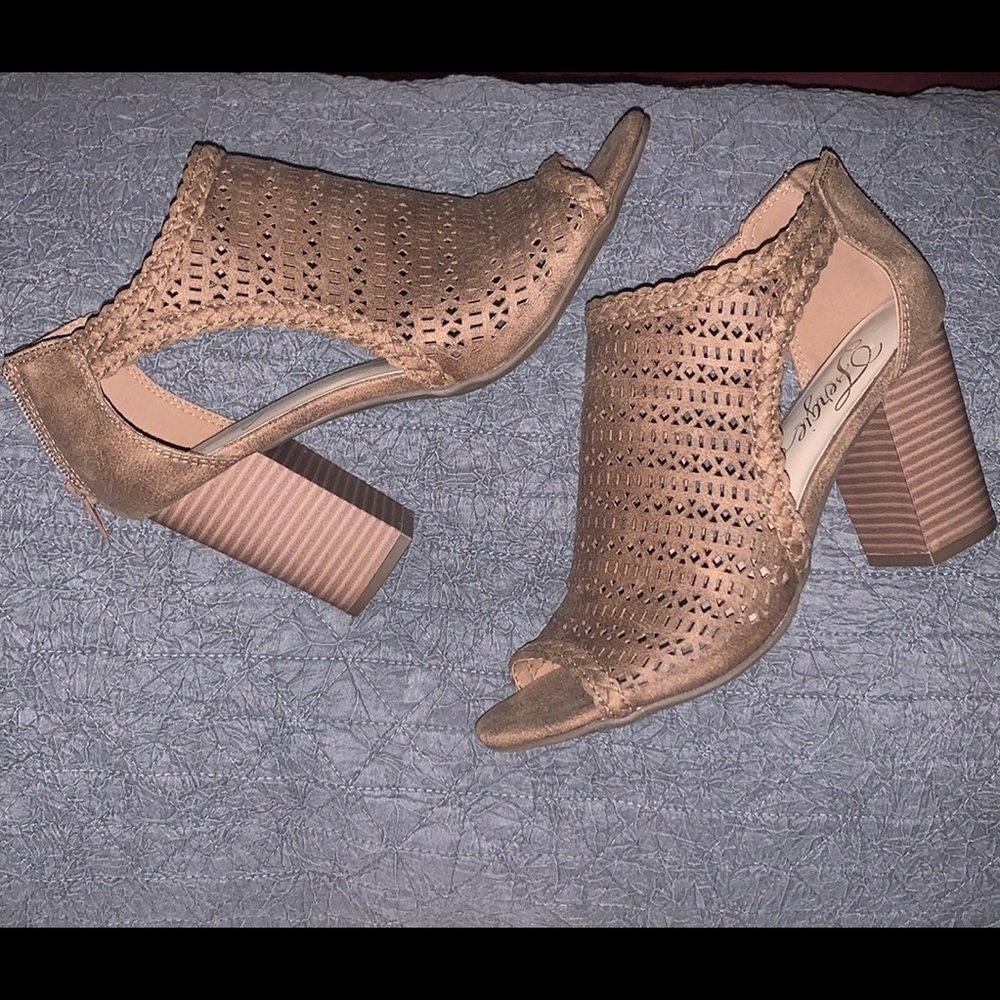 Fergalicious Shoes By Fergie Model PARKERR Brown Size 7M-EUC- 3 in Heels - A4